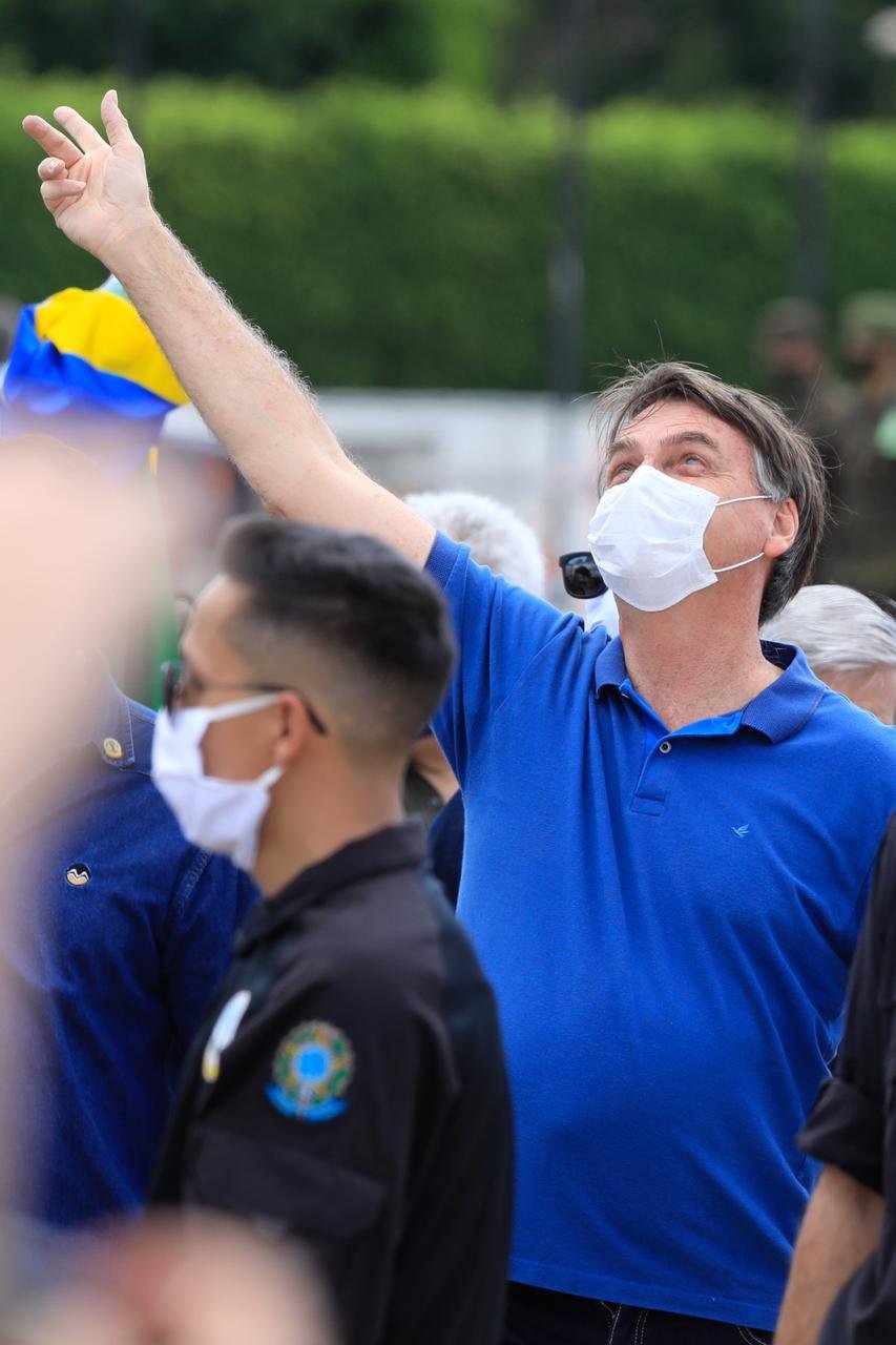 Bolsonaro fala com manifestantes durante protesto no Palácio do Planalto