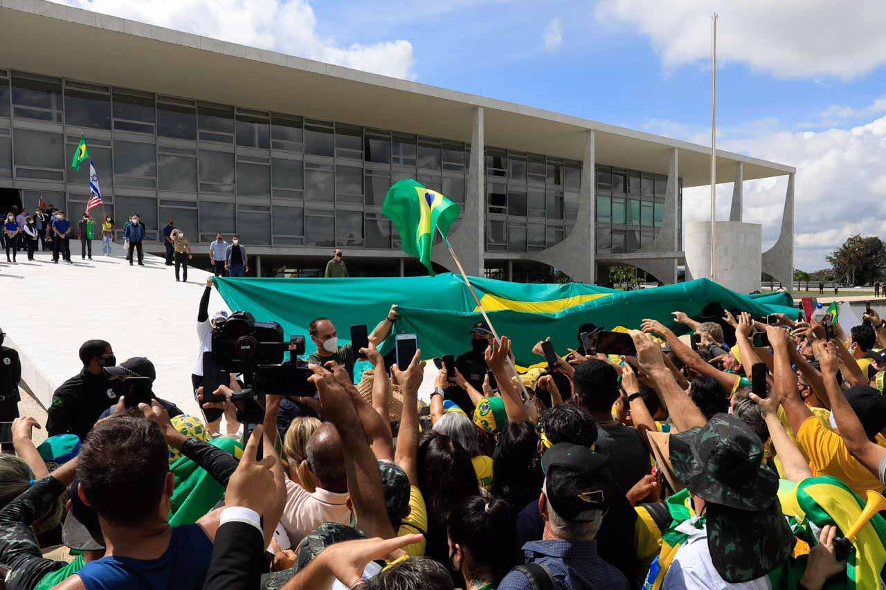 Bolsonaro fala com manifestantes durante protesto no Palácio do Planalto