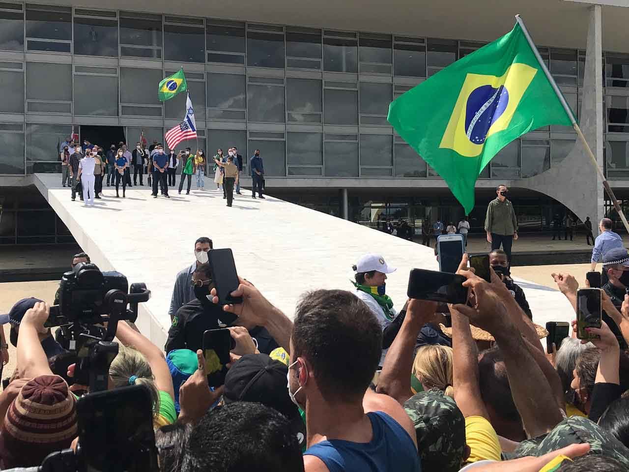 Bolsonaro fala com manifestantes durante protesto no Palácio do Planalto