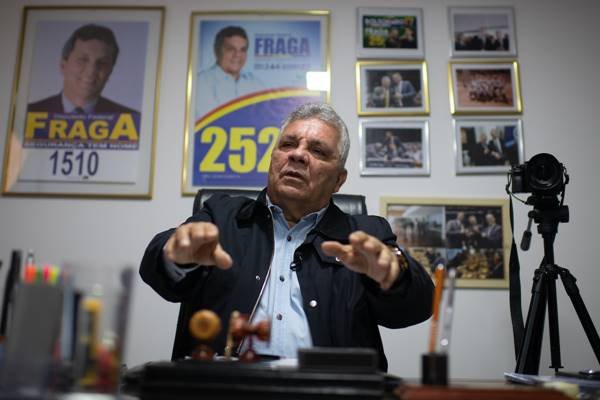 O ex-deputado e político brasiliense Alberto Fraga em seu escritório. Atrás dele, vários posteres e fotos de sua atividade parlamentar e eleitoral - Metrópoles