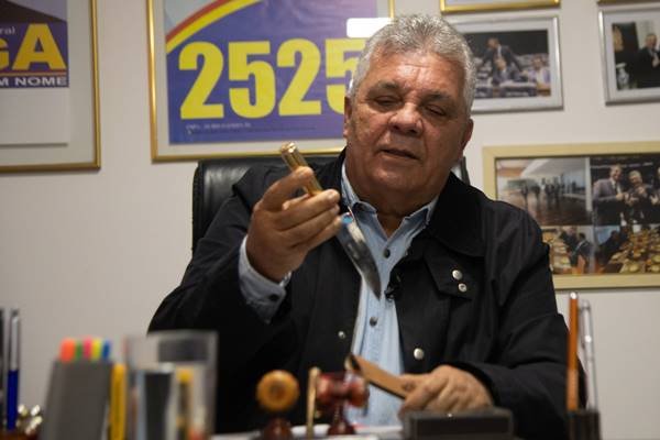 O ex-deputado e político brasiliense Alberto Fraga em seu escritório mostra uma faca de recordação. Atrás dele, vários posteres e fotos de sua atividade parlamentar e eleitoral - Metrópoles