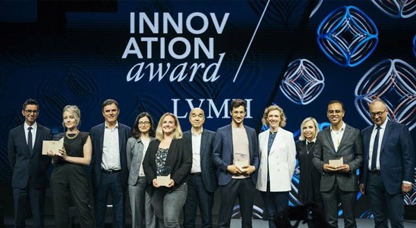 Grupo de pessoas em um palco. A foto é do evento LVMH Innovation Award de 2021, do grupo LVMH.