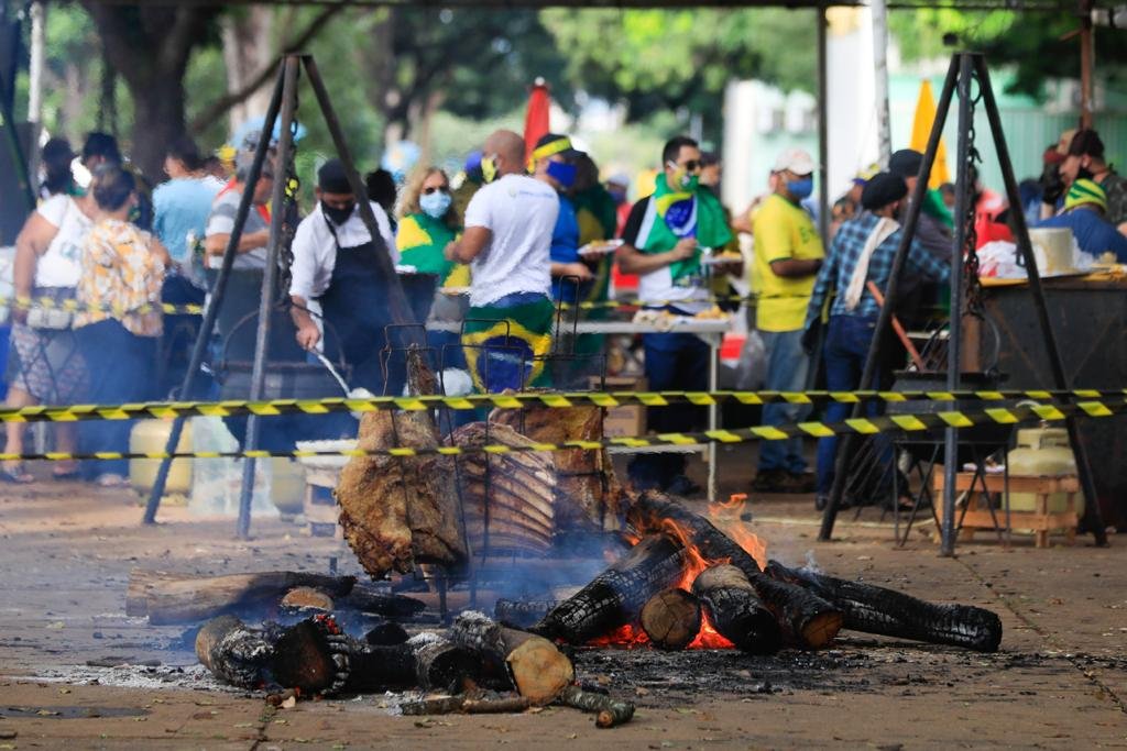 Manifestantes pro Bolsonaro fazem churrasco na Esplanada