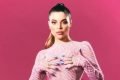 Mulher branca com roupa rosa em estúdio de fotos
