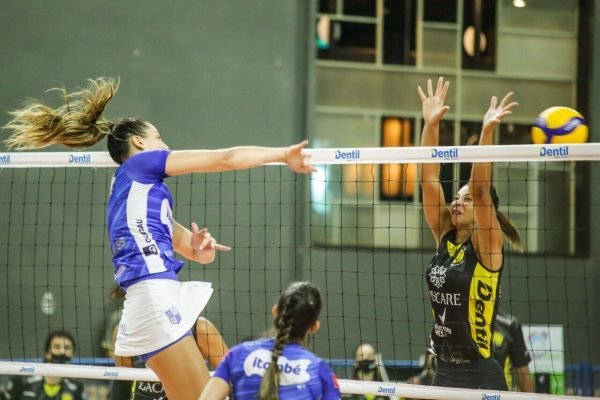 Dentil Praia Clube e Itambé Minas se enfrentando durante jogo pela fase classificatória da Superliga feminina - Metrópoles