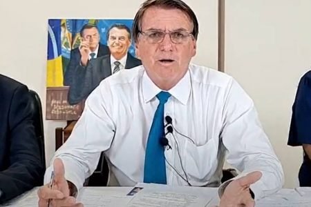 O presidente Jair Bolsonaro durante sua transmissão ao vivo nas redes sociais