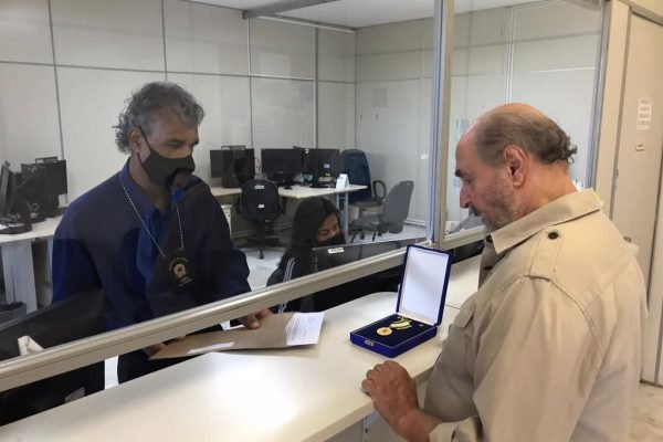 O sertanista Sydney Possuelo, 81 anos, devolveu a Medalha do Mérito Indigenista que recebeu há 35 anos, após saber que o presidente Bolsonaro foi agraciado com a mesma honraria