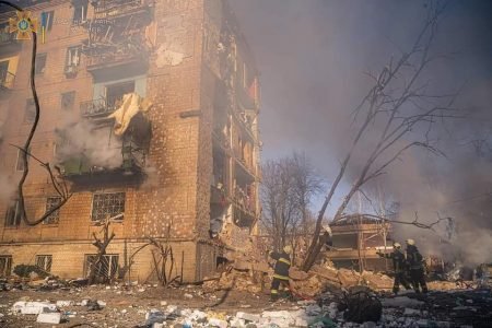 Na Ucrânia, bombeiros tentam apagar fogo em prédio parcialmente destruído por bombardeio em Kiev