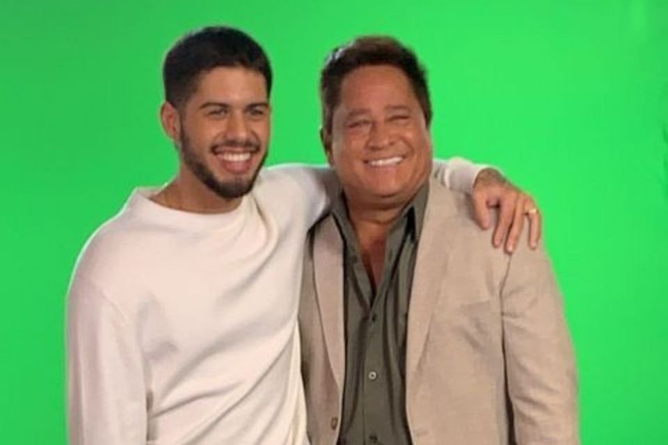 a foto colorida mostra Zé Felipe e o pai Leonardo em um estúdio de gravação para uma campanha publicitária
