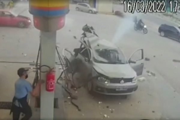 print de vídeo que mostra um carro explodindo em um posto de gasolina
