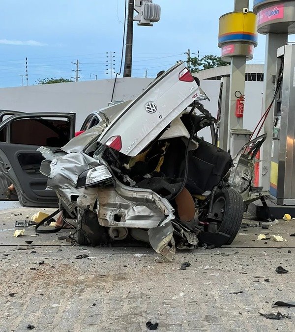 foto mostra um carro prata completamente destruído 