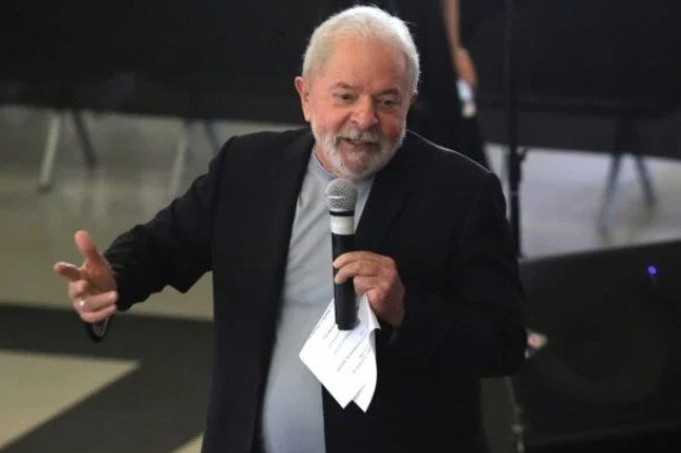 Luiz Inácio Lula da Silva, 35. predsednik Brazilije.  Ima bele lase in belo brado - Metropolis