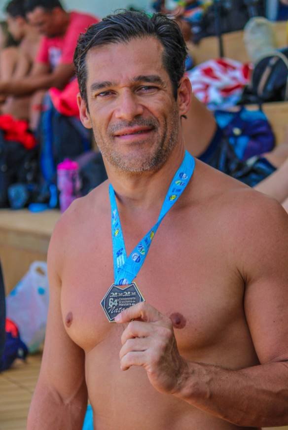 Henrique Paulo Sampaio Campos, personal que agrediu jornalista e síndico de prédio em Águas Claras.  O homem está sem camisa garantindo uma medalha