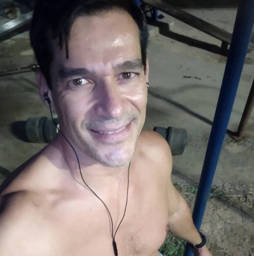 Henrique Paulo Sampaio Campos, personal que agrediu jornalista e síndico de prédio em Águas Claras.  O homem está sem camisa