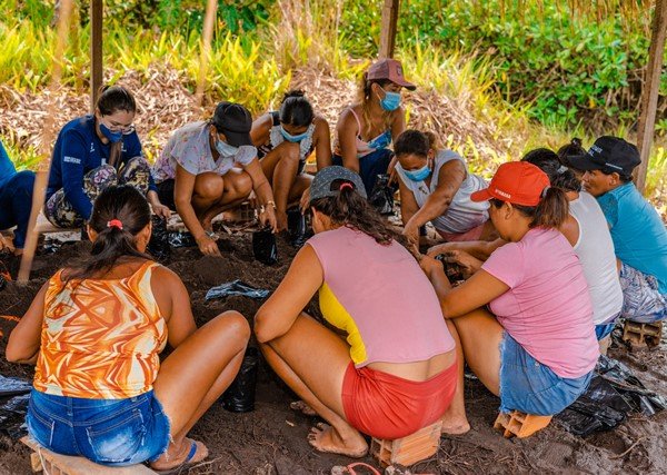 pessoas com roupas coloridas formam um circulo