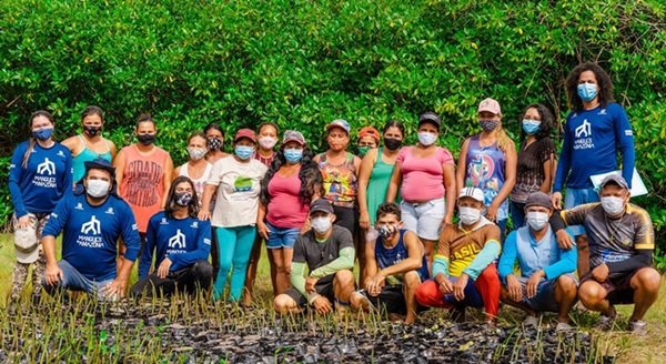 homens e mulheres se reúnem para tirar uma foto na floresta