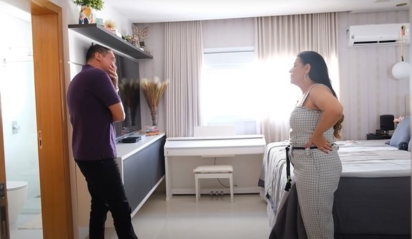 Léo Dias entrevista a doña Ruth, madre de Marília Mendonça, en casa de la cantante - Metrópoles