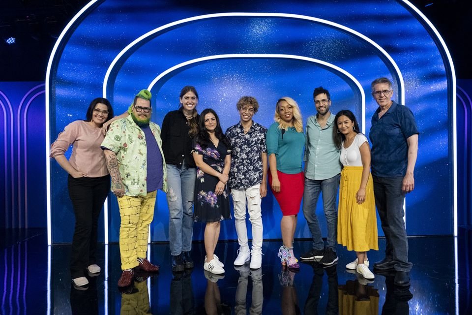 na foto vemos nove pessoas lado a lado