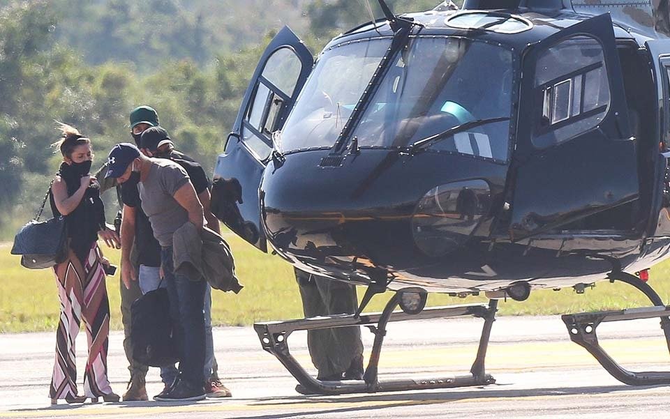 Queiroz é levado pela policia após ser preso