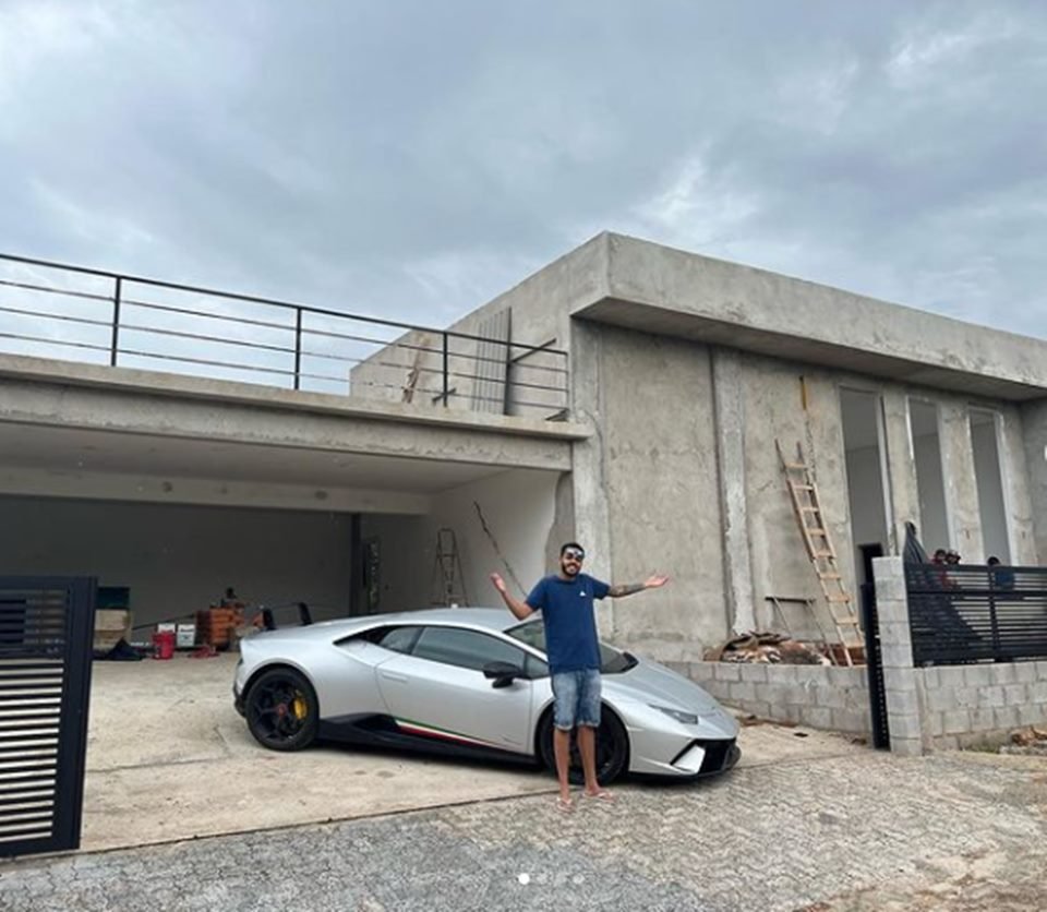 youtuber na frente de mansão