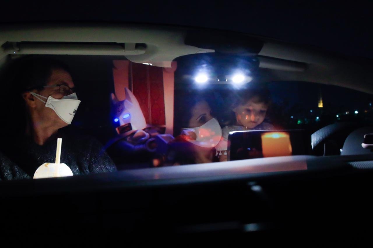 família no Cine drive in durante periodo de quarentena e corona vírus
