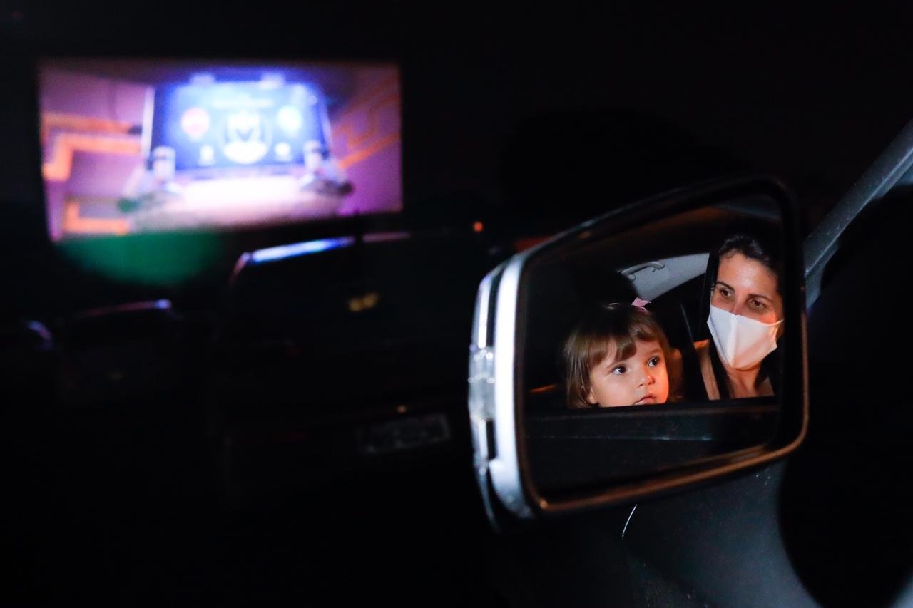 família no Cine drive in durante periodo de quarentena e corona vírus