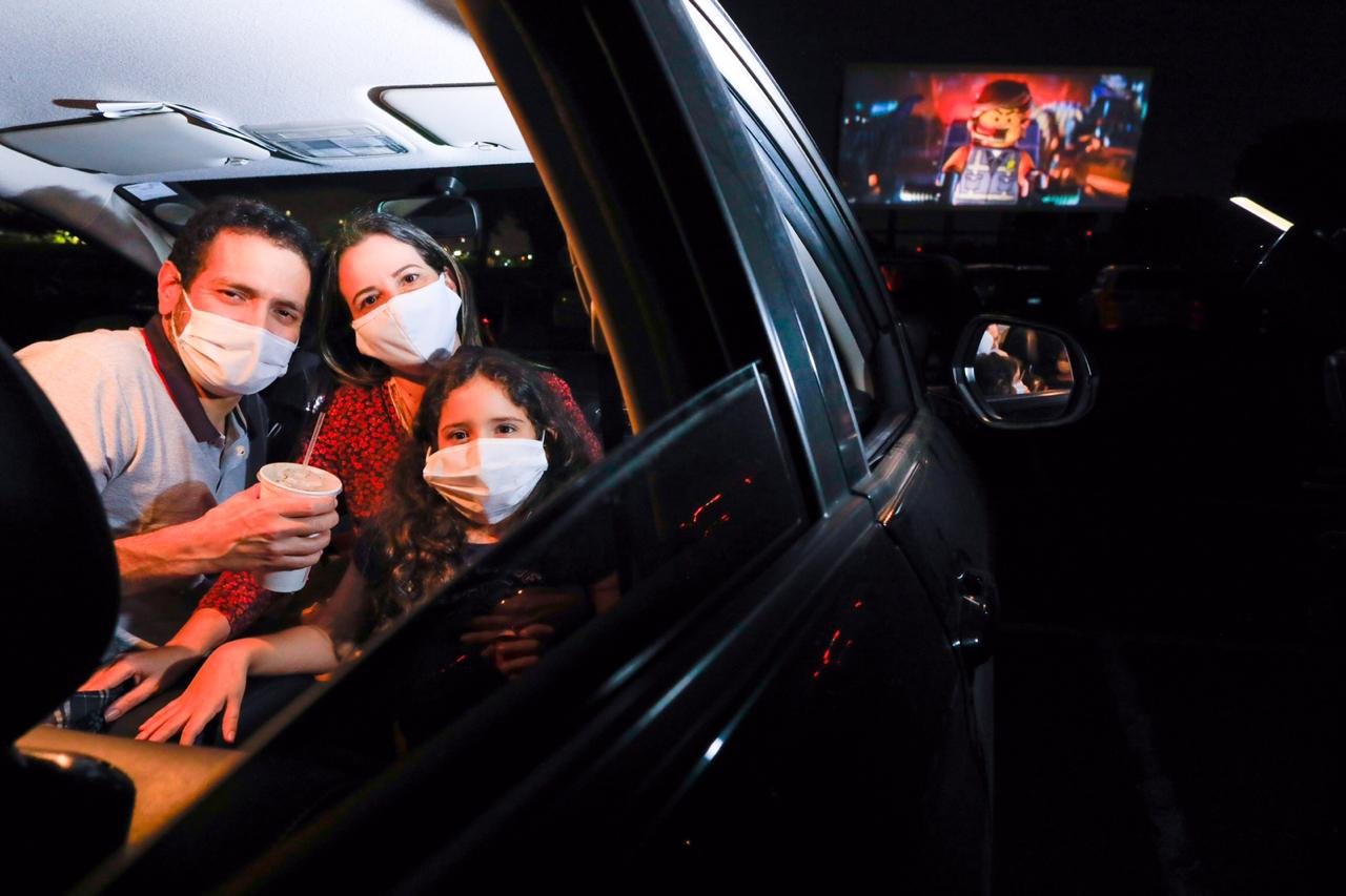 família no Cine drive in durante periodo de quarentena e corona vírus