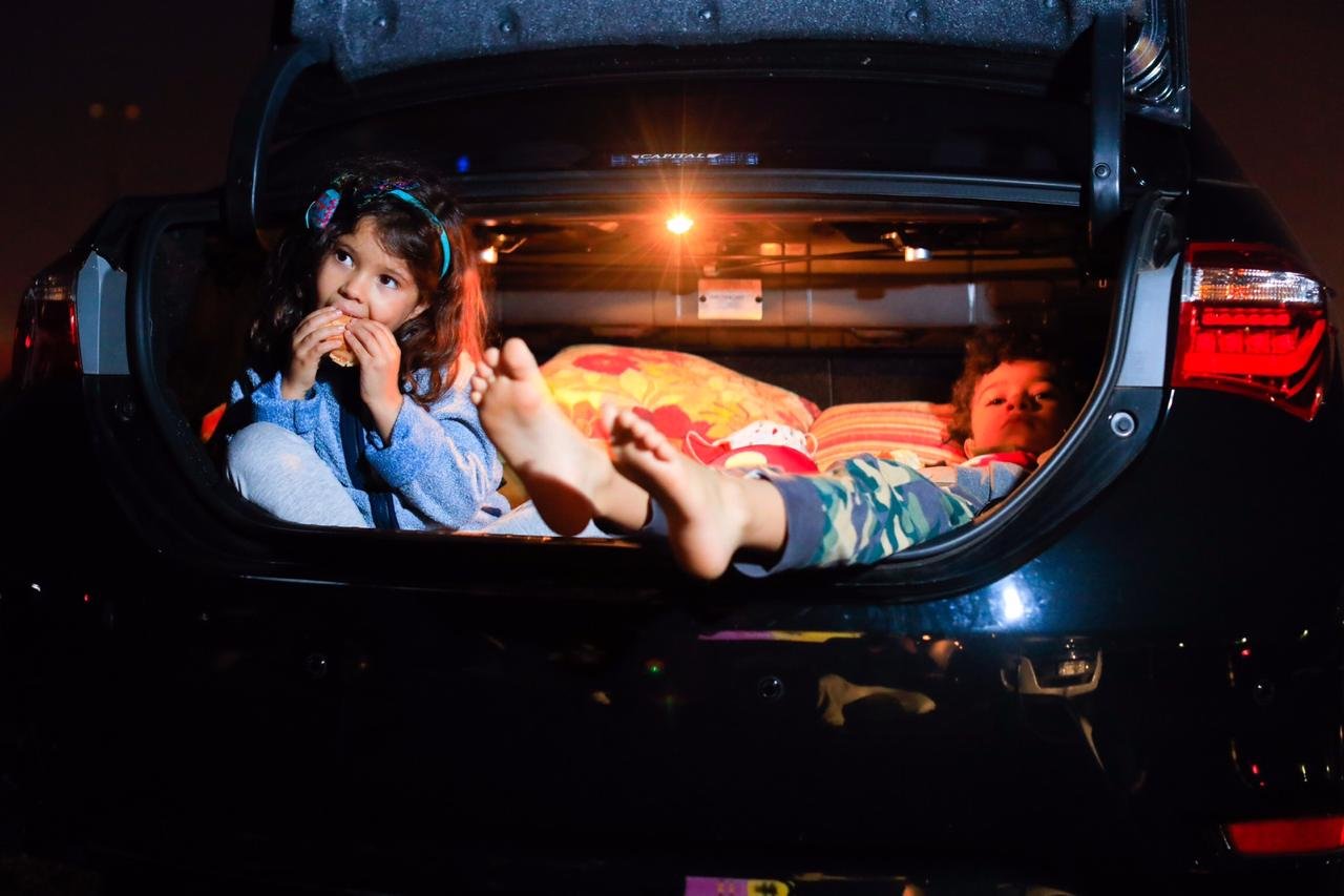 Crianças no Cine drive in durante periodo de quarentena e corona vírus