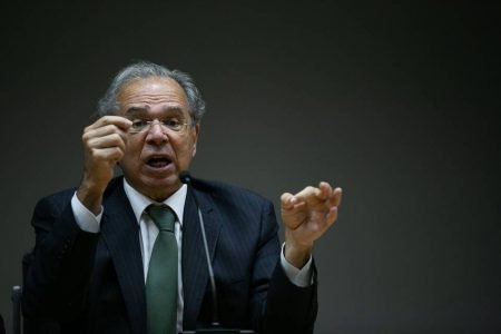 O ministro Paulo Guedes, da Economia, gesticula