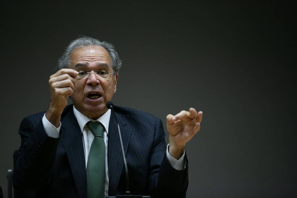 O ministro Paulo Guedes, da Economia, gesticula - Metrópoles