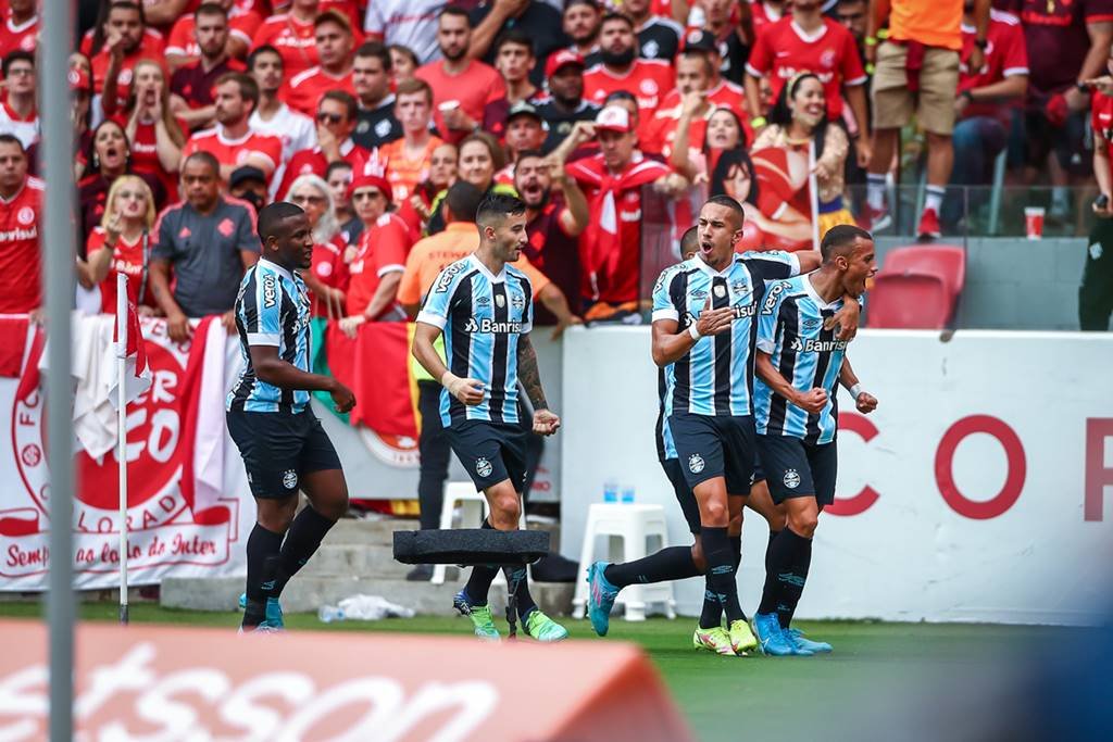 Grêmio goleia Internacional e tem vantagem para jogo de volta da