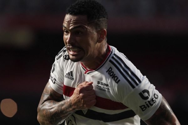 Luciano comemora gol da vitória do São Paulo sobre o Botafogo-SP