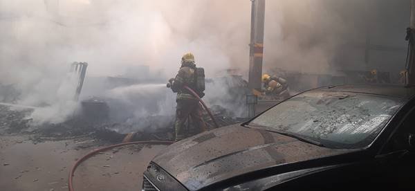 Foto mostra incêndio