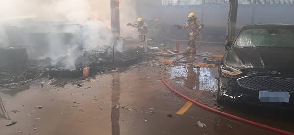 Foto mostra incêndio