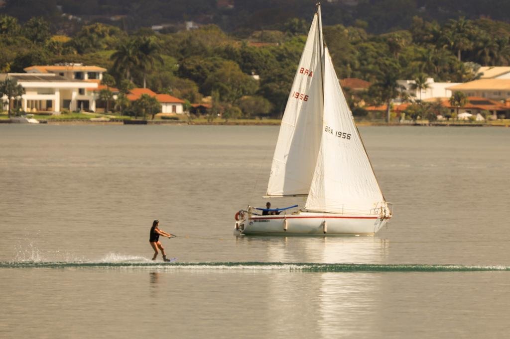 atividade esportiva no lago paranoá durante dia quente em brasilia