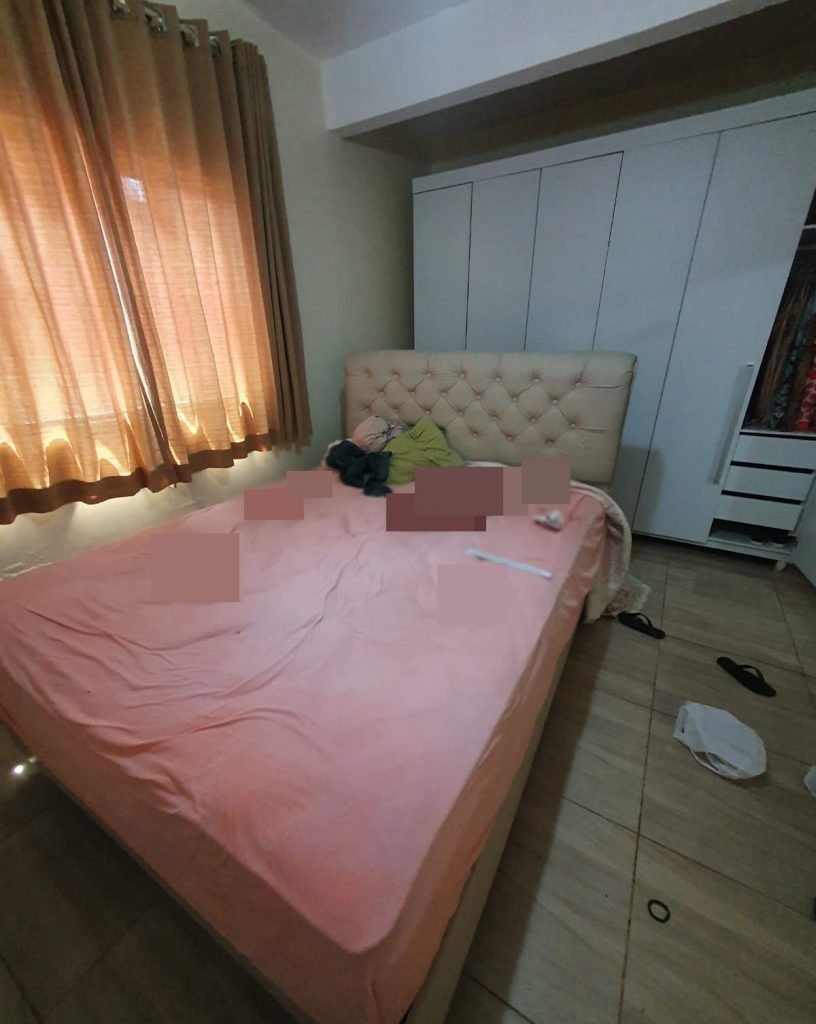 Cama rosa em quarto