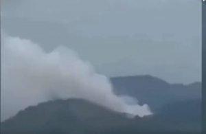 Moradores flagraram nuvem de fumaça entre montanhas após queda de avião na China