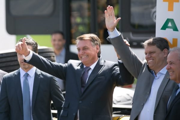 Bolsonaro dirige trator no Alvorada