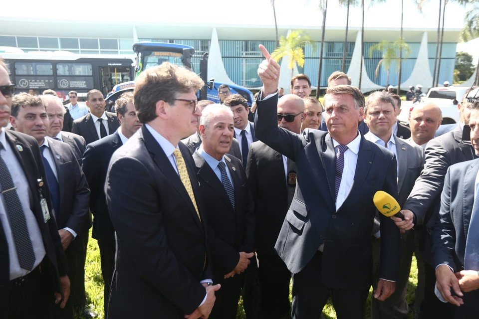 Bolsonaro dirige trator no Alvorada