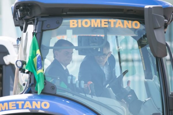 Bolsonaro dirige trator no Alvorada