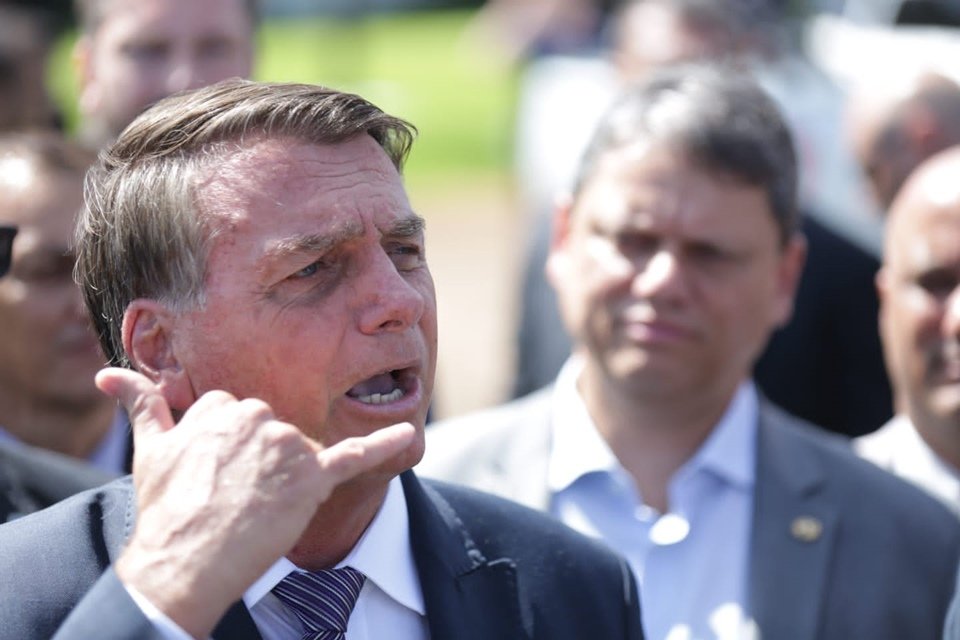 Bolsonaro dirige trator no Alvorada