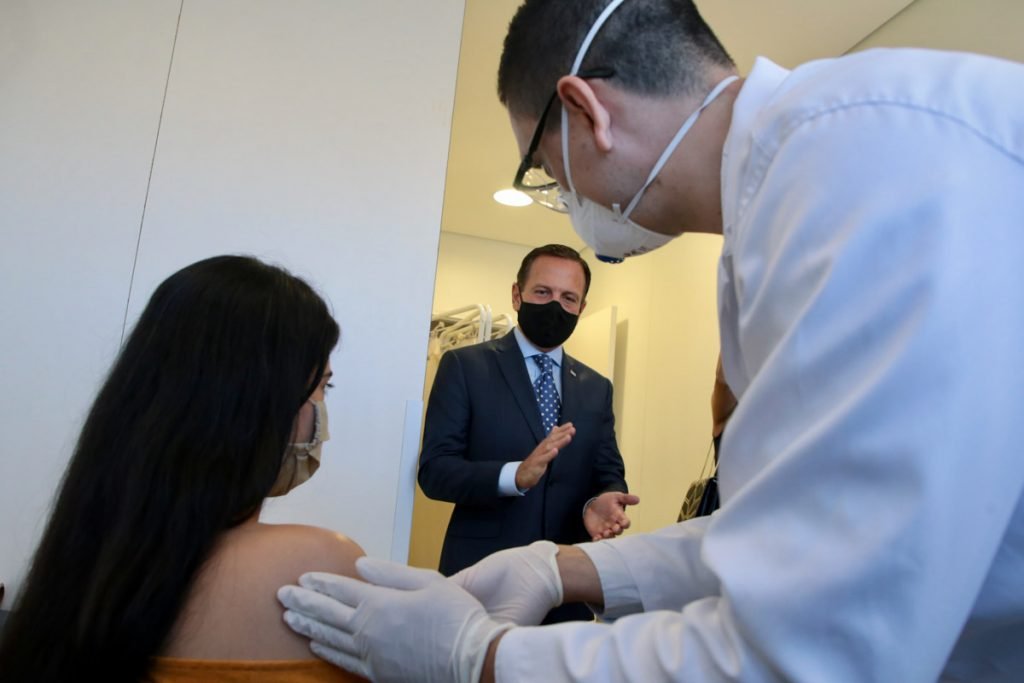 João Doria, acompanha aplicação da primeira dose da vacina Coronovac no Hospital das Clínicas de São Paulo.