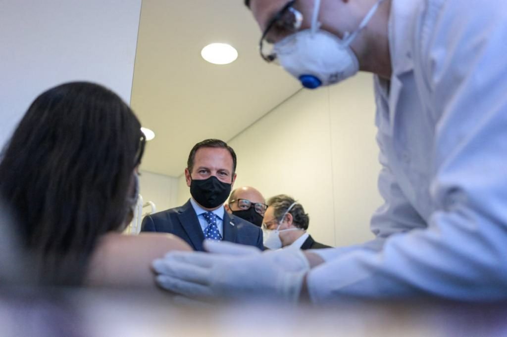 João Doria, acompanha aplicação da primeira dose da vacina Coronovac no Hospital das Clínicas de São Paulo.