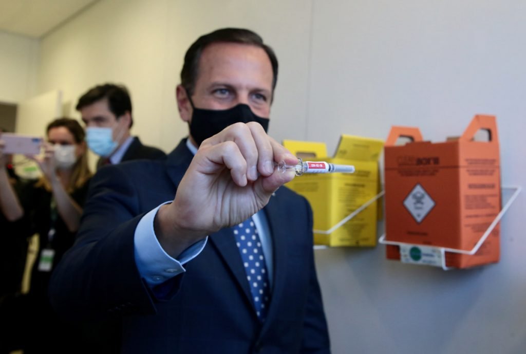 João Doria, acompanha aplicação da primeira dose da vacina Coronovac no Hospital das Clínicas de São Paulo.