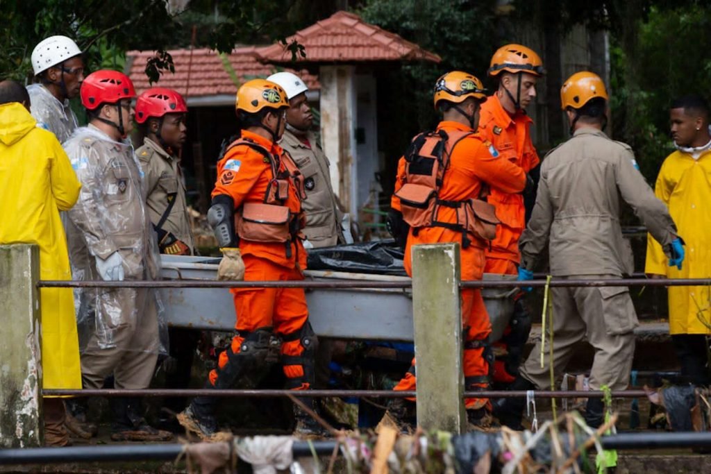 Chuvas voltam a castigar Petrópolis na noite de domingo. Bombeiros retiram corpo de vítima do deslizamento