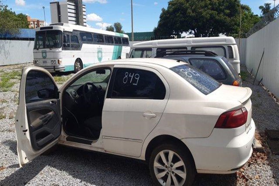 carro branco com uma porta aberta
