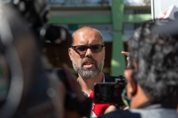 O blogueiro bolsonarista Allan dos Santos dá entrevista à jornalistas na porta de sua mansão, no Lago Sul - Metrópoles