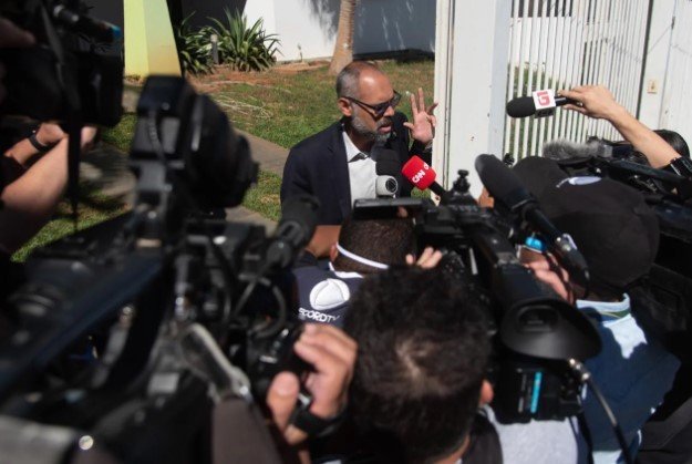 O blogueiro bolsonarista Allan dos Santos dá entrevista à jornalistas na porta de sua mansão, no Lago Sul - Metrópoles