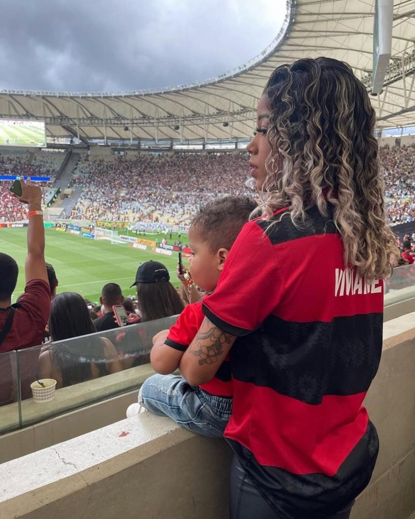 Vivianne Noronha compareceu ao Maracanã ao lado de MC Pozo do Rodo e foi muito criticada nas redes