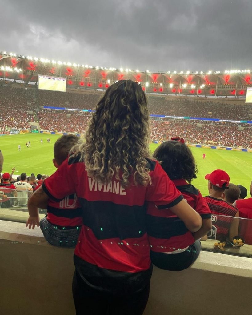 Vivianne Noronha compareceu ao Maracanã ao lado de MC Pozo do Rodo e foi muito criticada nas redes